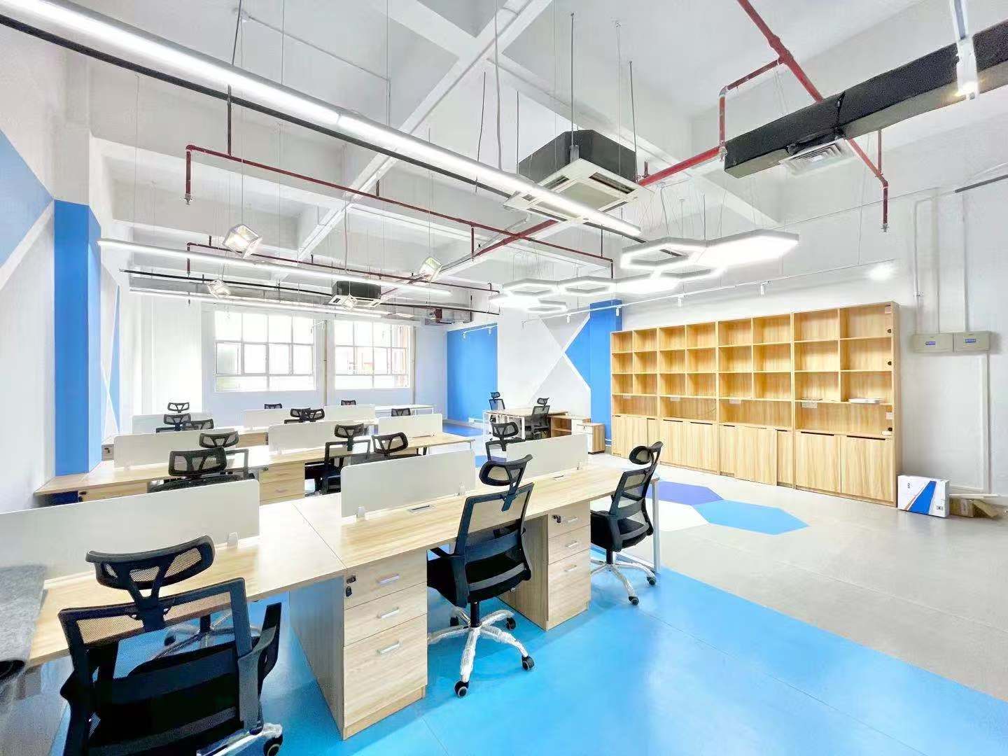 快要毕业的时候，学校掏钱全部重新装修了（当然了，装修设计方案是听我的）